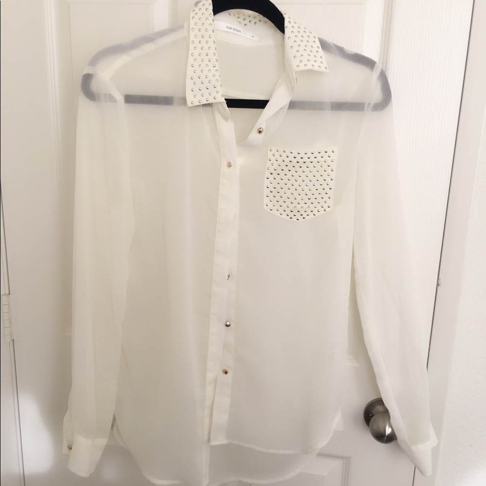 💥Gorgeous flowy button up top with stud details💥